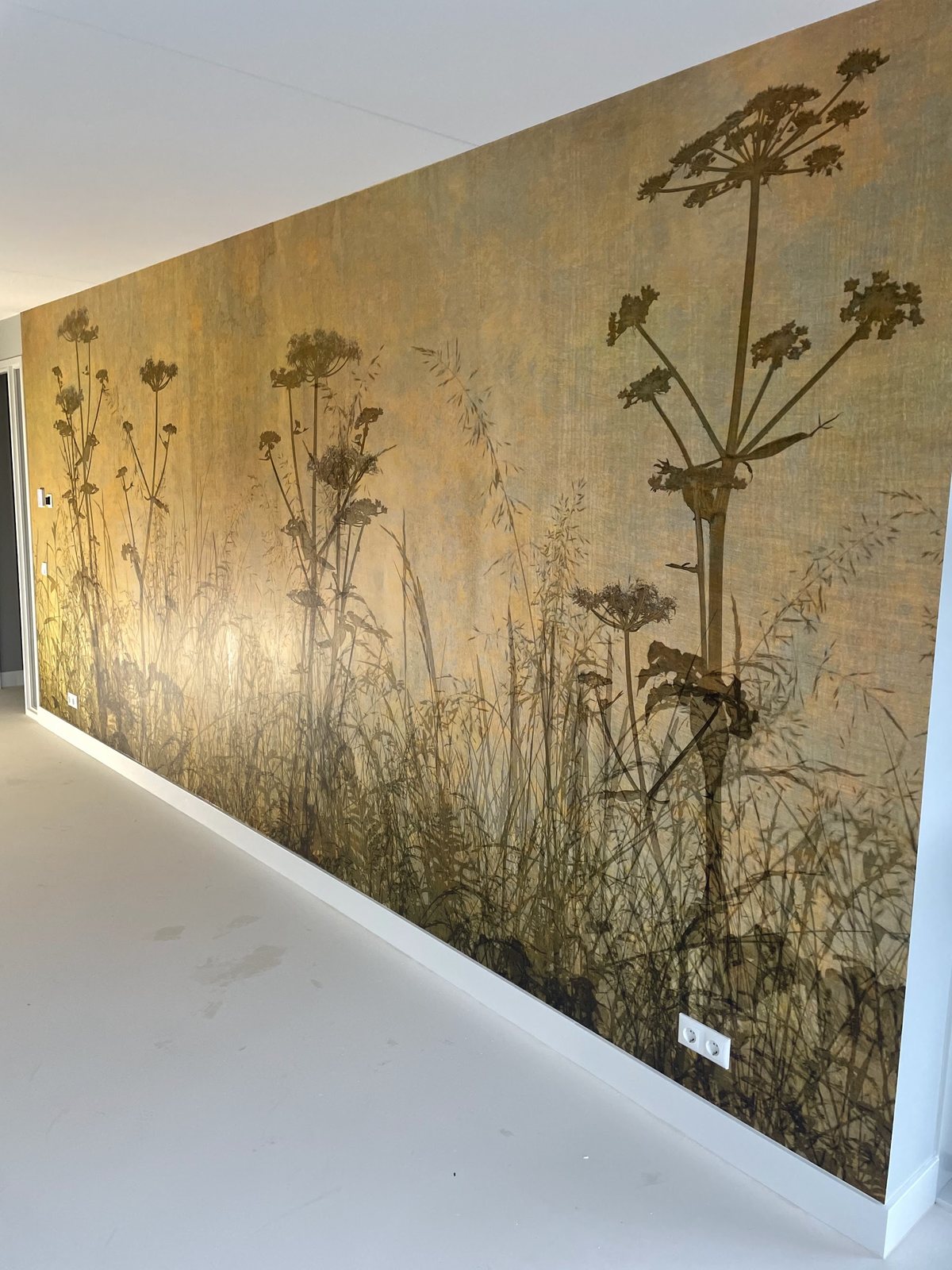 Lange wand met een sepia fotowand van silhouetten van grassen en wilde bloemen