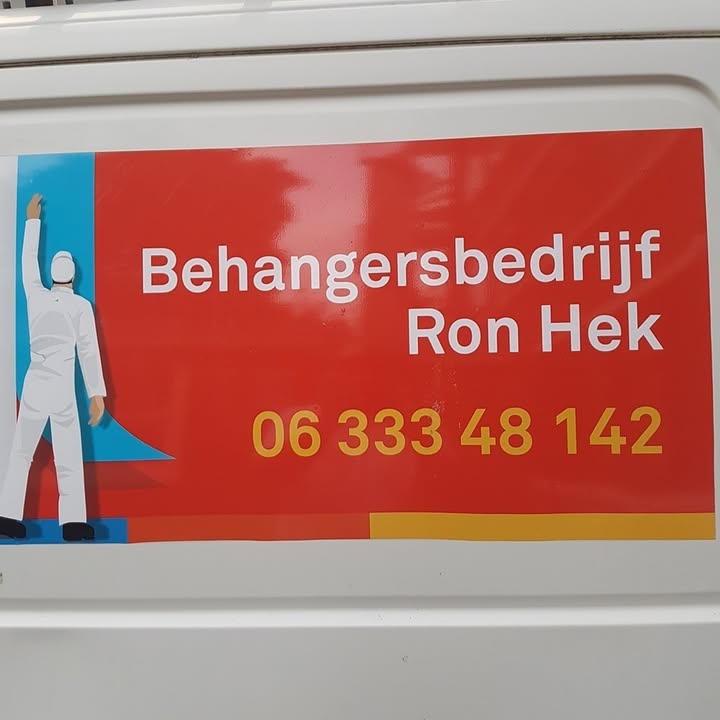 Belettering op het bestelbusje van Behangersbedrijf Ron Hek, met een witte behanger op een blauwe strook